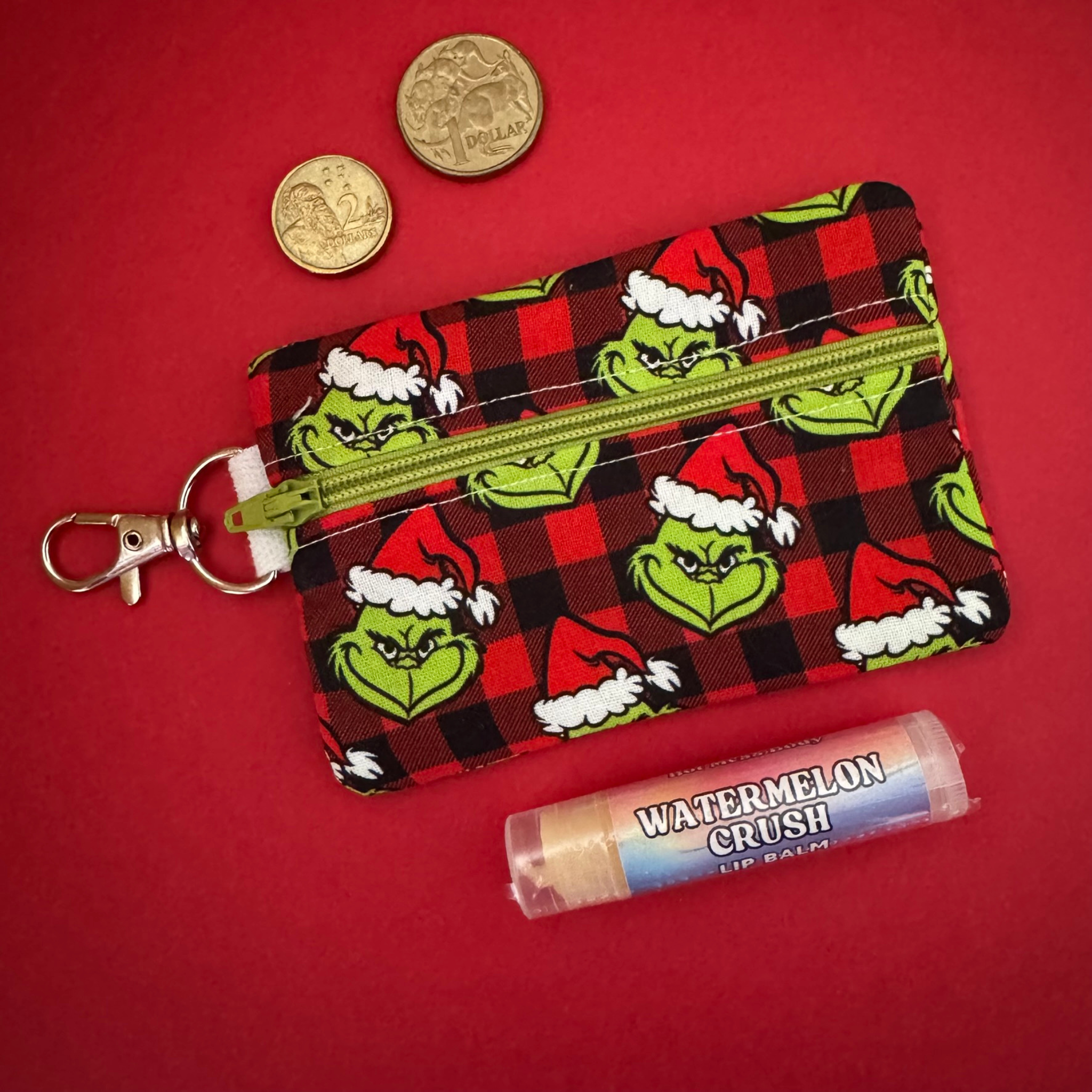 A clip coin purse featuring images of the Grinch.