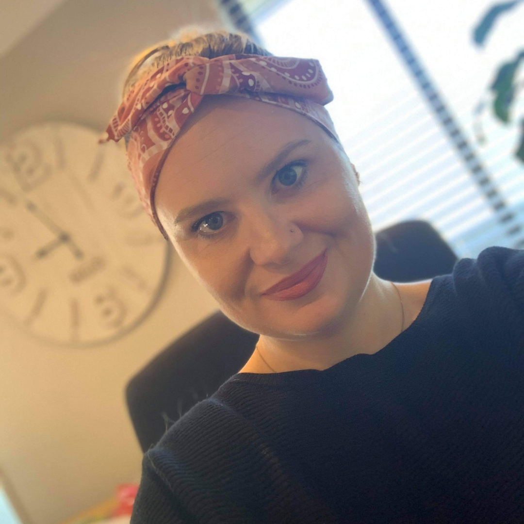 A woman wearing the Sandhills Wire Headwrap.