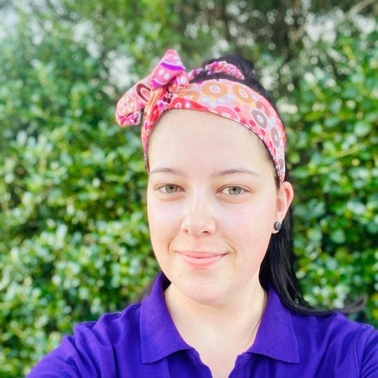 Image of a lady wearing the Women on Country Wire Headwrap.